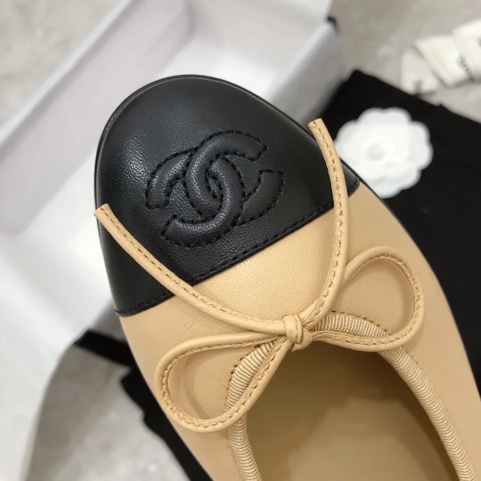 👟👟Ex-factory price 440👟👟 Chanel has been upgrading Chanel shoes ~ 2021ss top version HK overseas purchasing original cut at 1:1 Chanel Chanel Eternal Classic Bow Round Toe Ballet Shoes There are not many good quality, truly no pressure to enter and exit the counter. Regardless of the last type, leather material selection, and manufacturing process, they are all genuine craftsmanship and very sophisticated. ◾️Fabric: Mixed sheepskin imported from Italy ◾️Lining: Imported sheepskin (sweat-absorbent and soft) ◾️Sole: Italian special A-grade genuine leather sole (not ordinary thin sole in the market) ◾️Size: 35-39 [34 40 41 42 43 customization is not returnable]